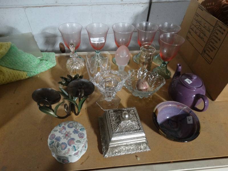 lot 4073 image: Lot of glass decor and home decor.