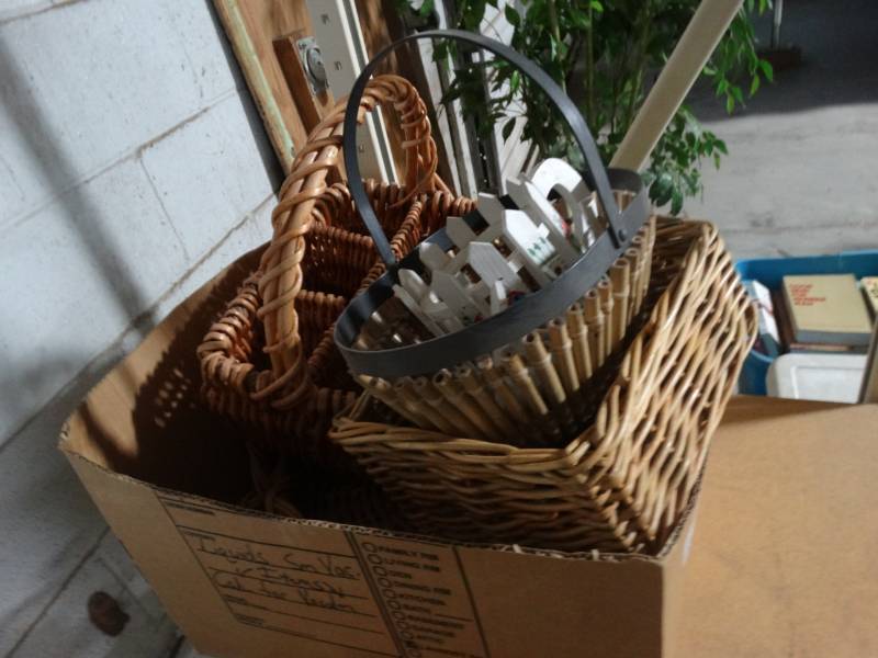lot 4074 image: Lot of baskets and a glass decor.