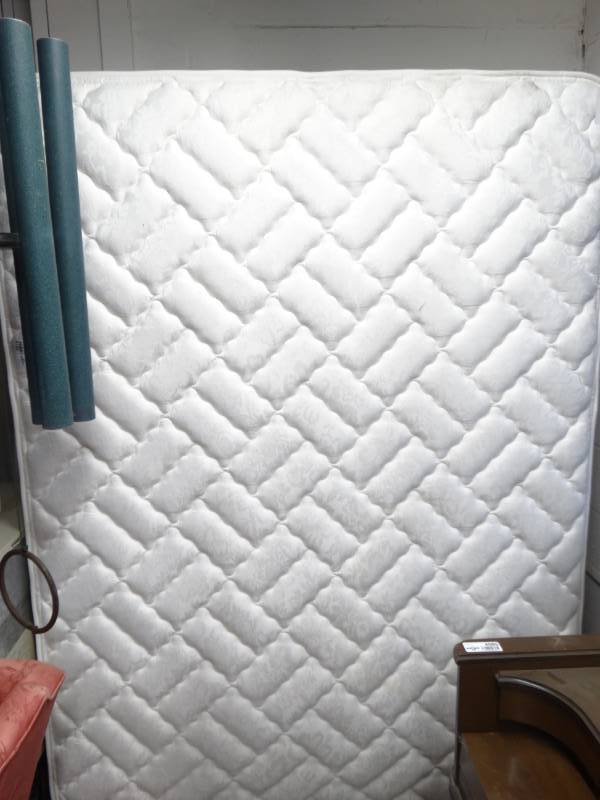 lot 4078 image: Full size mattress and box spring.