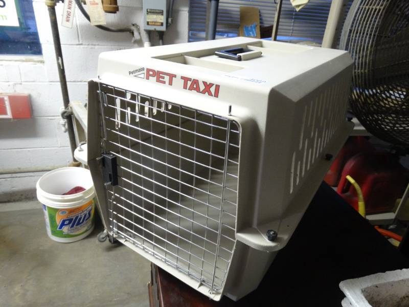 lot 4089 image: Small pet taxi carrier.