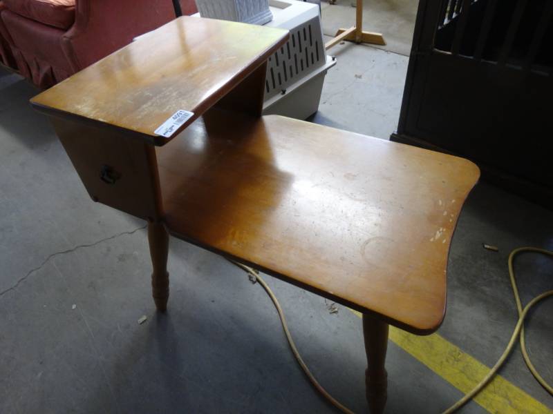 lot 4091 image: 2 tier end table