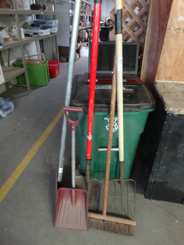 lot 4093 image: Yard tools