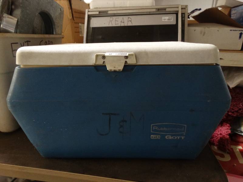 lot 4119 image: Rubbermaid cooler w ice packs