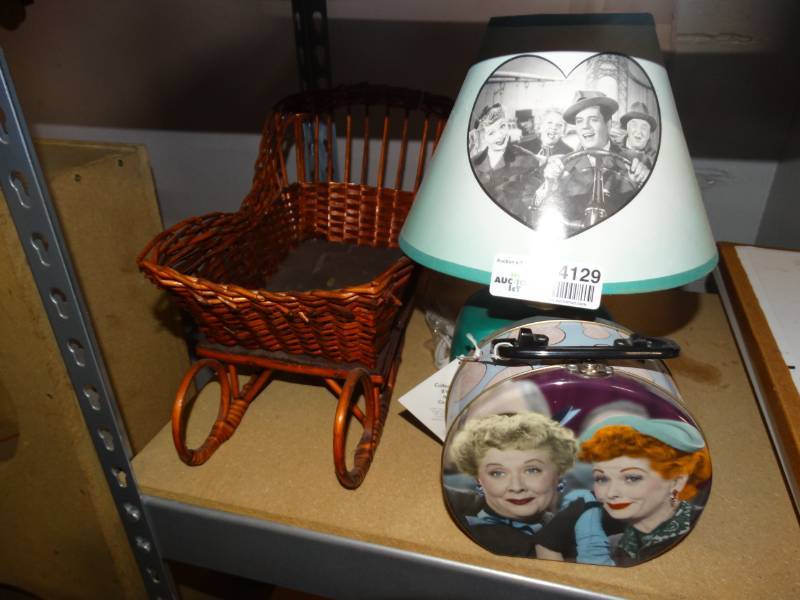 lot 4129 image: Table lamp and decor