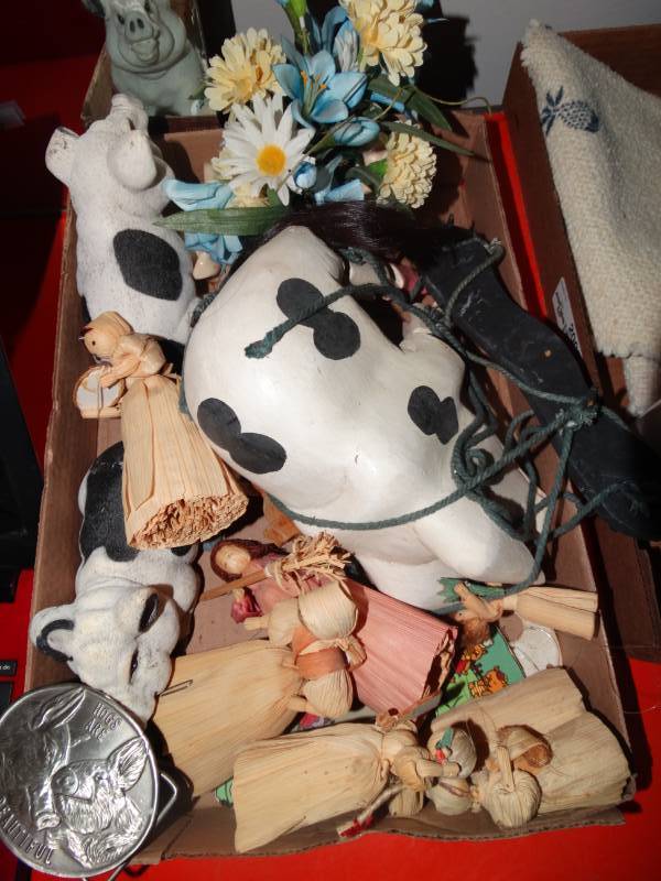 lot 4144 image: Lot of pig decor. Flower decor. Pig belt buckle