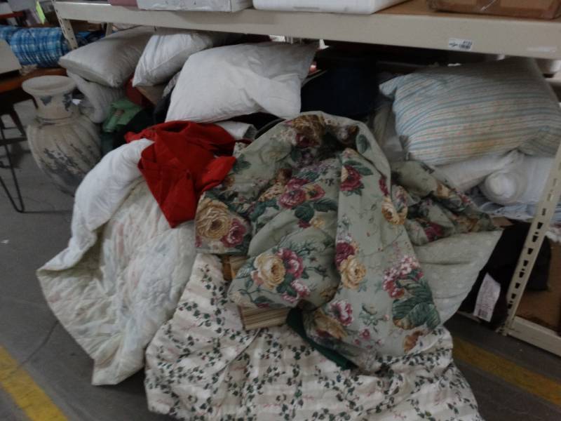 lot 4153 image: Large lot of blankets, sheets, pillows.