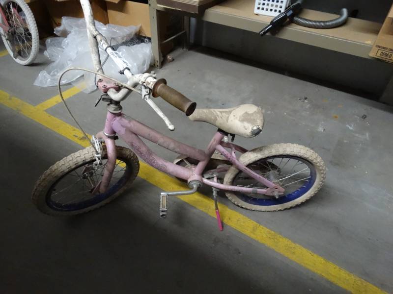 lot 4163 image: Small princess bike.