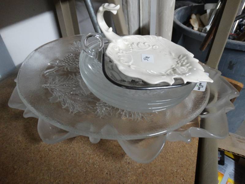 lot 4169 image: Decoratvie glass plates and glass serving plates.