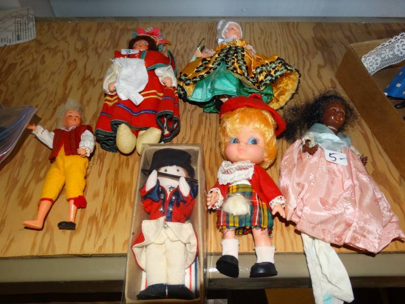 lot 4175 image: Lot of dolls.