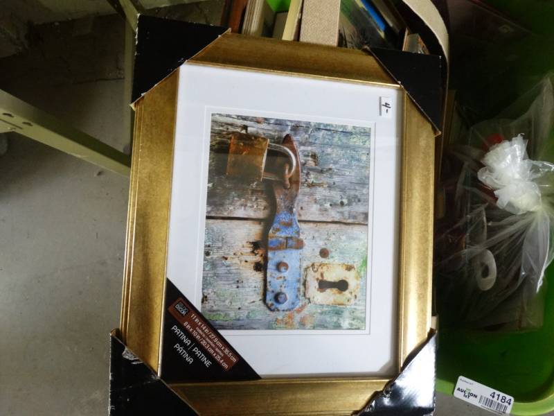 lot 4184 image: Lot of picture frames and pictures.