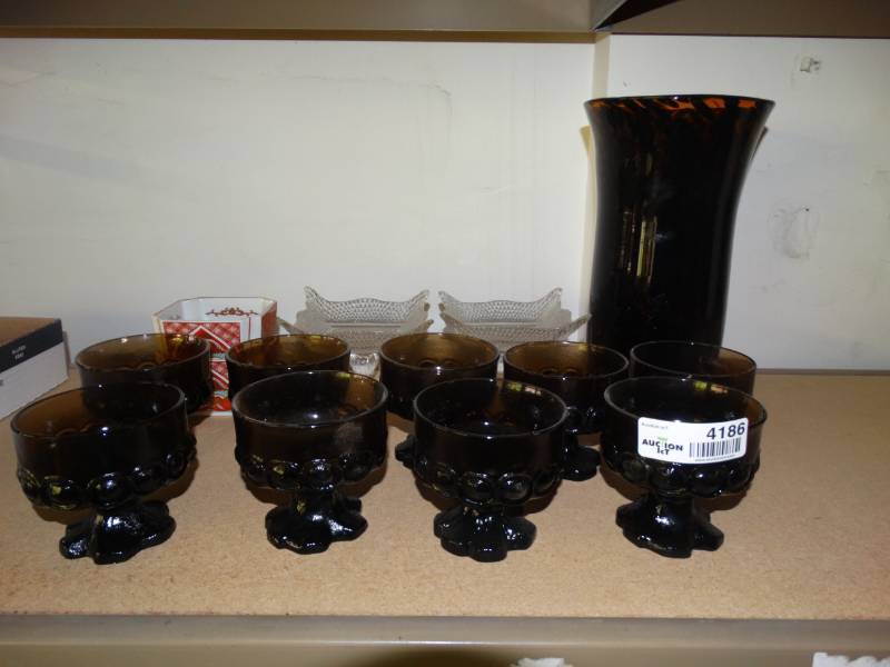 lot 4186 image: Lot of candy dishes and a vase.