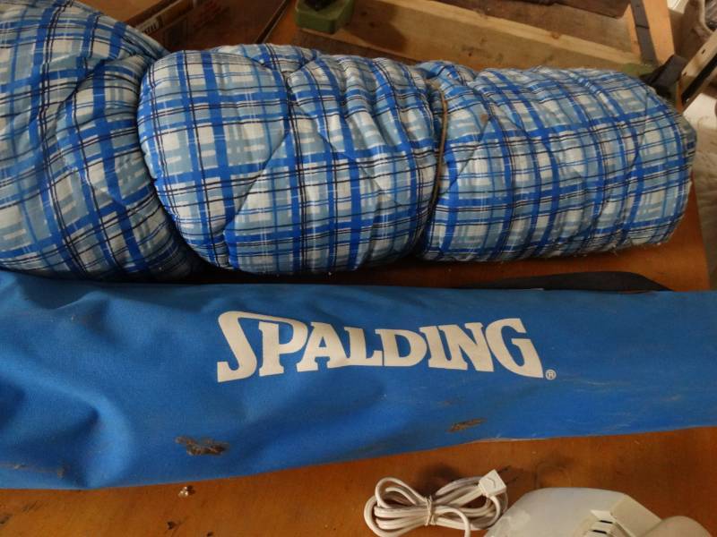 lot 4198 image: Sleeping bag and a outdoor games set.