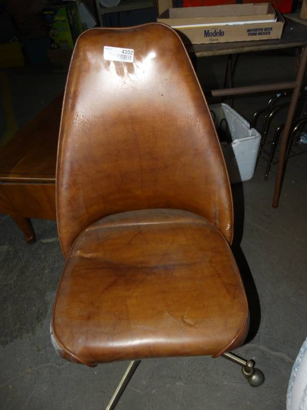 lot 4202 image: Chair on wheels.