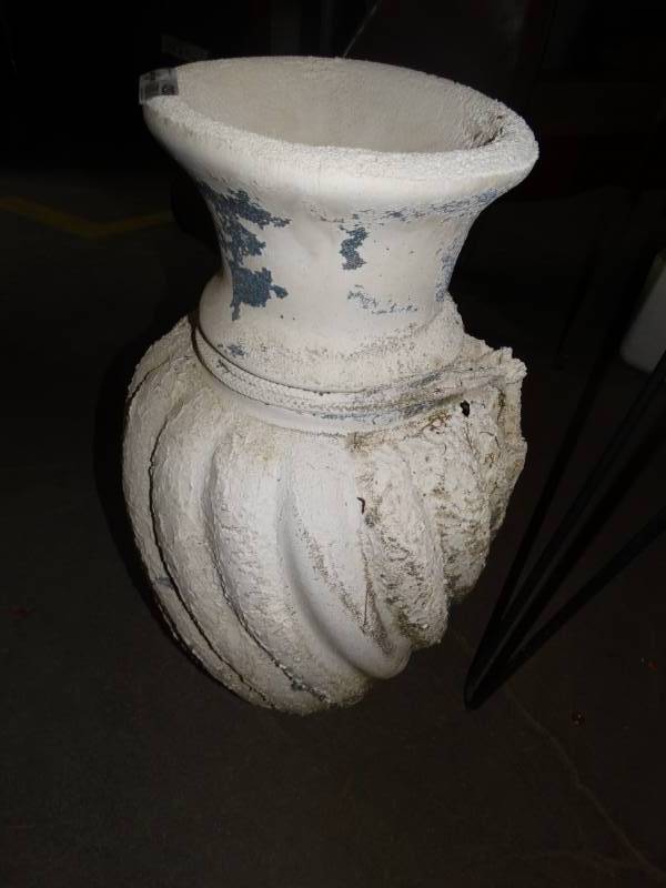 lot 4203 image: 28 decorative vase.