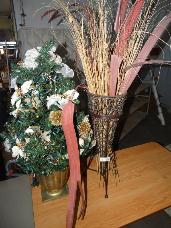 lot 4212 image: Decorative stand with faux flowers and christmas decor.