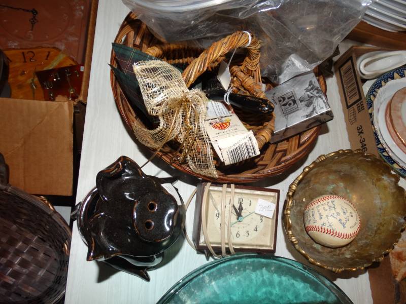 lot 4221 image: Lot with baskets, baseball, etc.