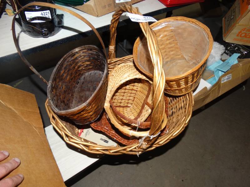 lot 4222 image: Lot of wicker baskets.