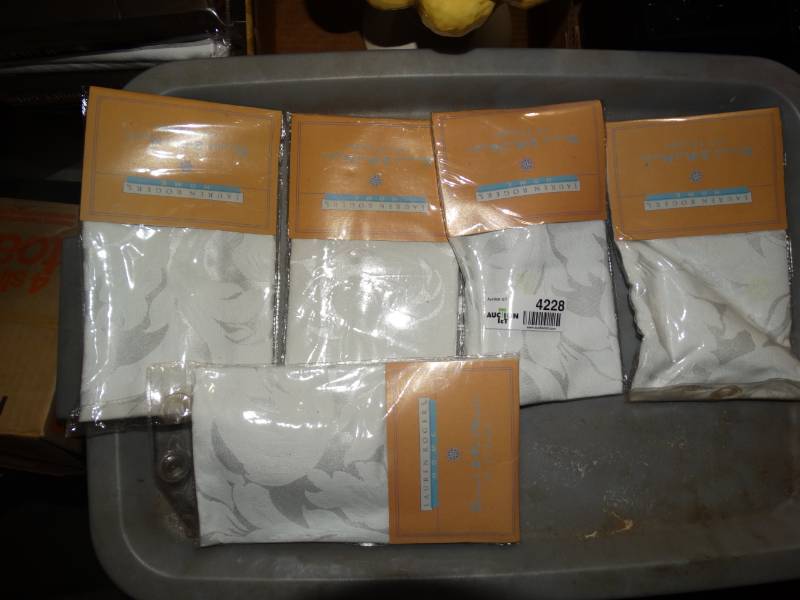 lot 4228 image: 5 packs of Damask napkins. 3 table cloths.
