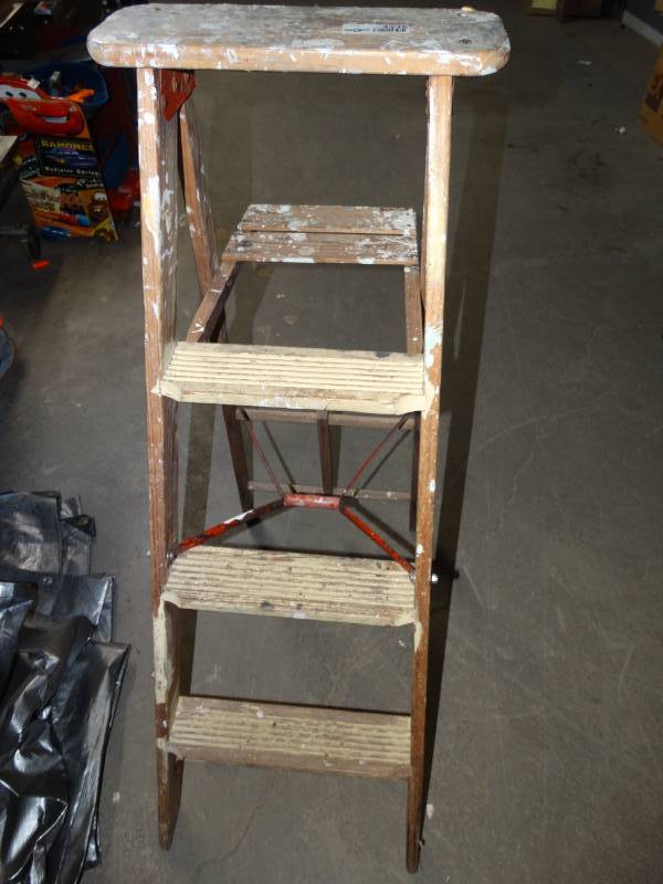 lot 4235 image: Wooden 3 step painters ladder