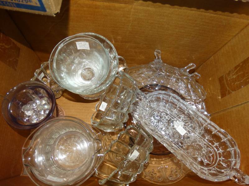 lot 4239 image: Lot of glassware. Bowls and trays