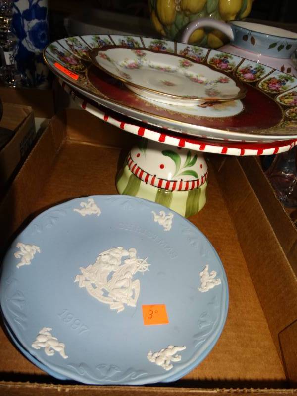 lot 4240 image: Lot of plate decor.
