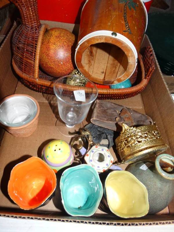 lot 4247 image: Lot of home decor. Glass and drum