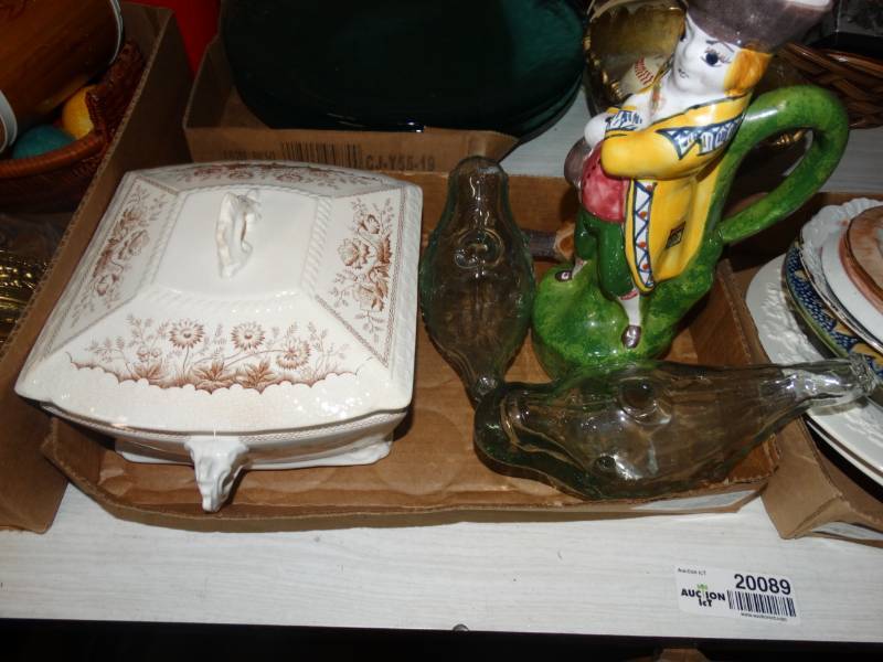 lot 4250 image: Glass bird decor and casserole dish