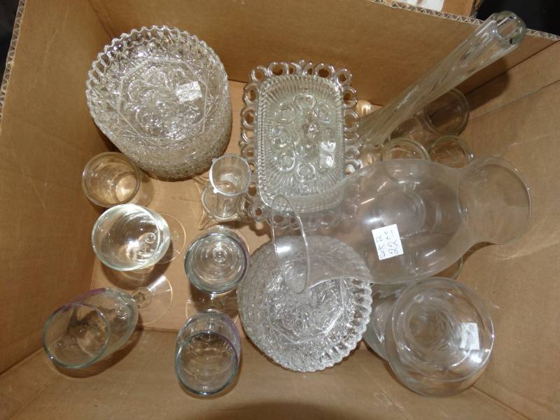 lot 4254 image: Box of glassware