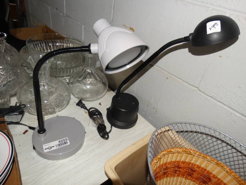 lot 4255 image: 2 desk top lamps