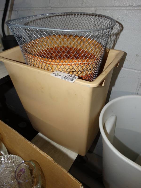 lot 4256 image: 3 small trash cans and 1 big trash can