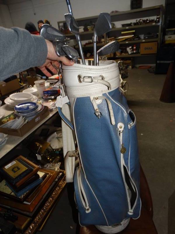 lot 4257 image: Golf bag w clubs