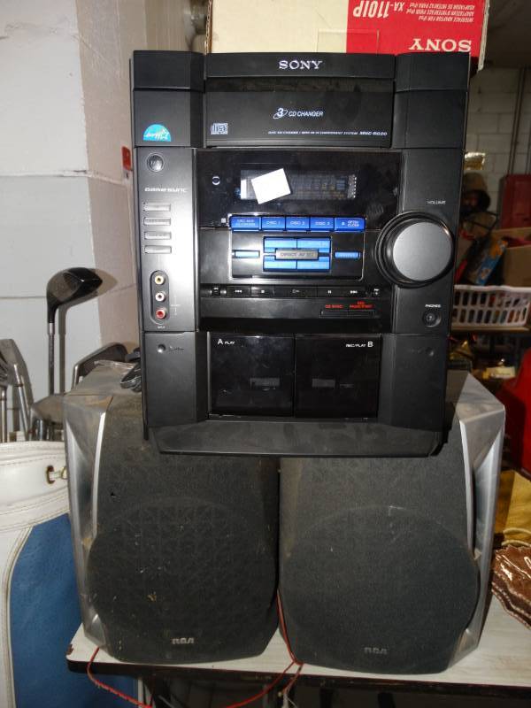 lot 4258 image: Sony cd player stereo and 2 rca speakers