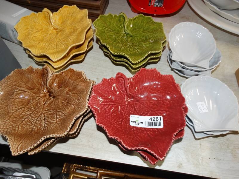 lot 4261 image: Lot of leaf and shell glass decor