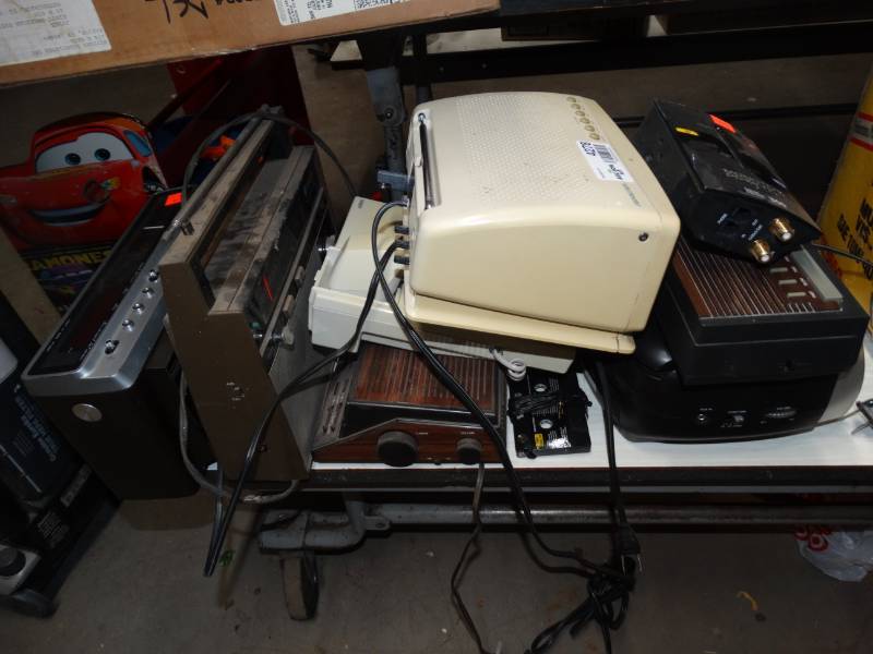 lot 4278 image: Lot of radios and alarm clocks