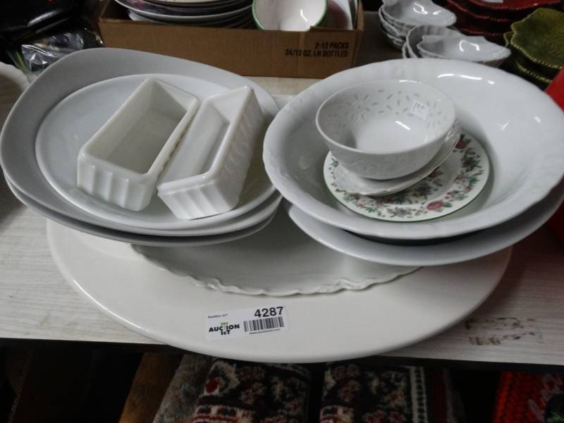 lot 4287 image: Lot of glassware. Bowls and platters.