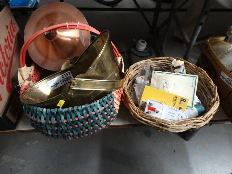 lot 4297 image: Lot of baskets, night lights, and sea shells