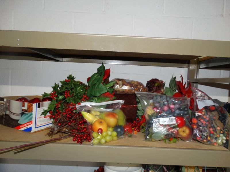 lot 4332 image: Lot of fruit decor and other decor