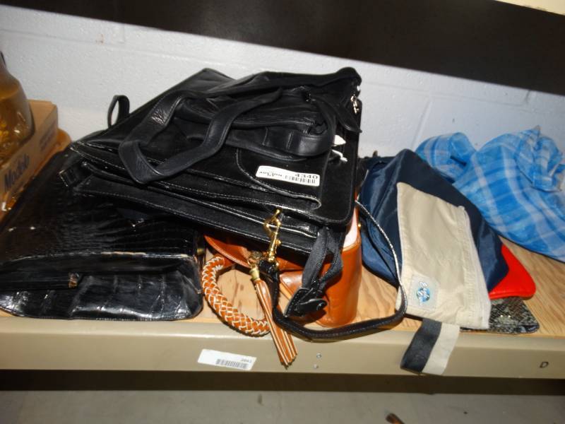 lot 4340 image: Lot of bags