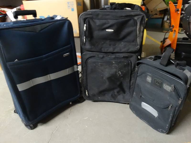 lot 4342 image: 3 suite cases