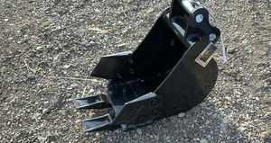 lot 186 image: UNUSED - SDLanch Mini Excavator 20cm Toothed Bucket