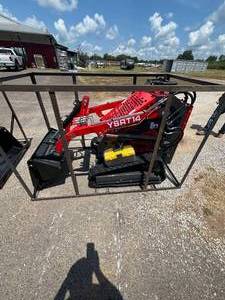 lot 8 image: AGT YSRT14 Mini Track Skid Steer Loader  15 HP Class