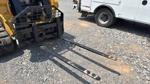 lot 4001 image: GIYI 60inch Skidsteer Forks&nbsp