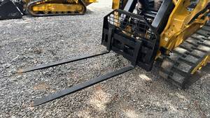 lot 4013 image: GIYI Skid Steer Loader Pallet Fork Attachment&nbsp