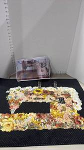 lot 1010 image: Singer Sewing Machine Model Decorative Fabric Art with Yardage Chart 23x30.5