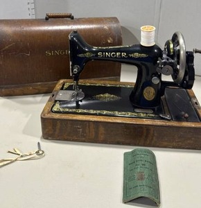 lot 1025 image: Antique Singer sewing machine no.99 with locking case and accessories