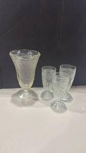 lot 1032 image: Jeannette Glass set in the Iris & Herringbone pattern vase and 3 footed tumblers