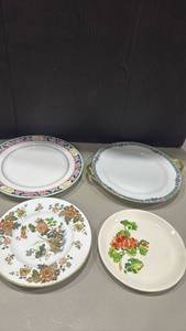 lot 1042 image: Wedgewood, Royal Doulton and other floral plates