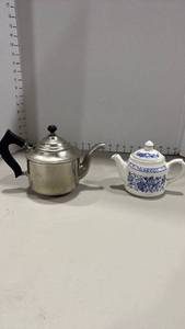 lot 1074 image: Sadler and Manning Bowman tea pots