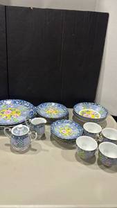 lot 1080 image: Gumps Porcelain Dinnerware Set Blue Floral Japan service for 4