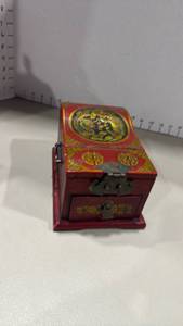 lot 1227 image: Vintage Chinese red lacquer jewelry or vanity box